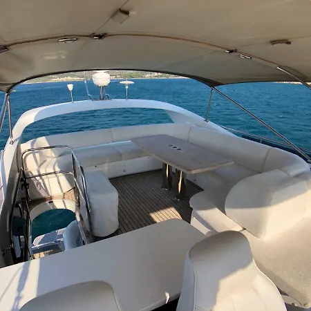 Hotel en barco 2017 Princess 52 Fly Yacht In *
